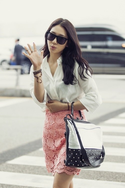 Kim Tae Hee, Park Shin Hye đẹp giản dị tại sân bay ảnh 9